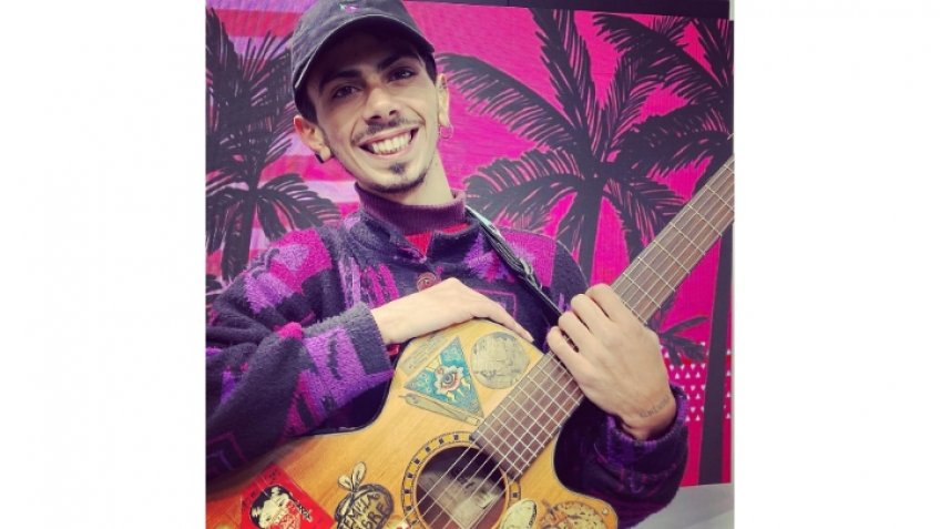 "Es Manu María, con su guitarra, haciendo un paseo por años y años de canciones"